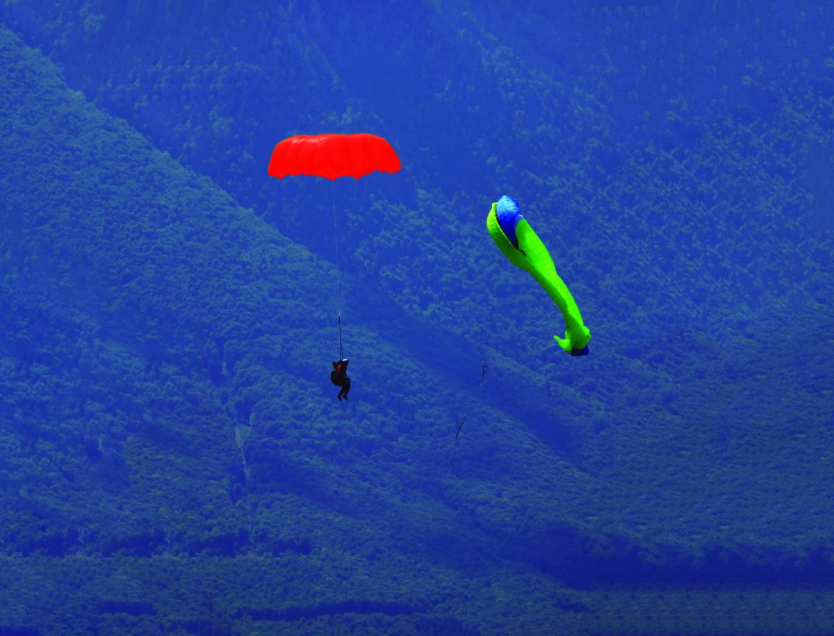 pliage parachute de secours parapente