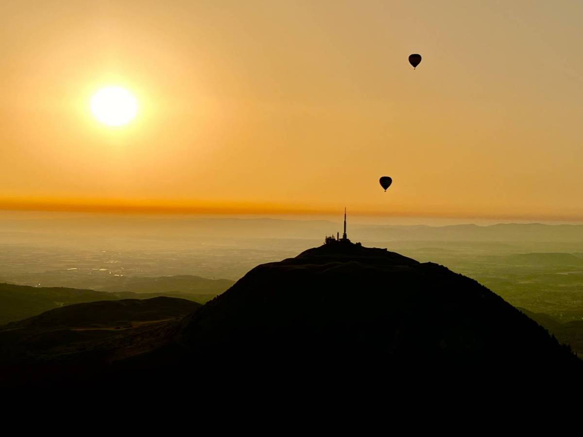 coucher de soleil montgolfière puy de dôme