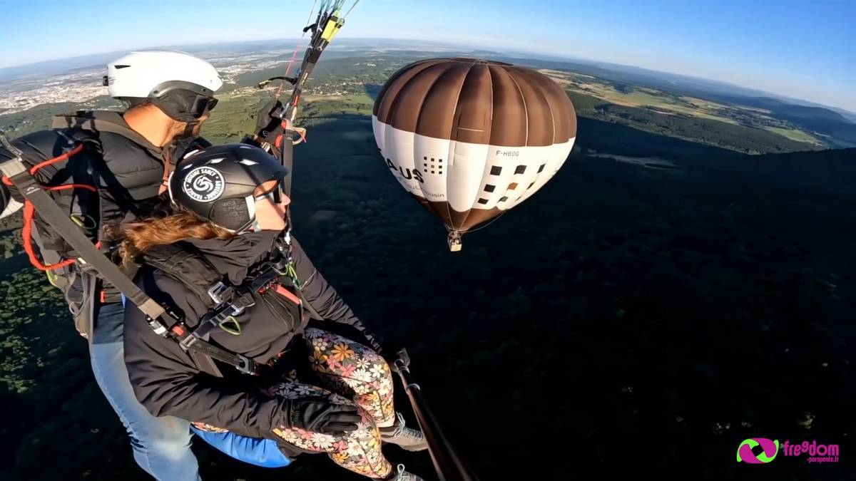 meeting between paragliding and hot air ballooning in Puy de Dôme