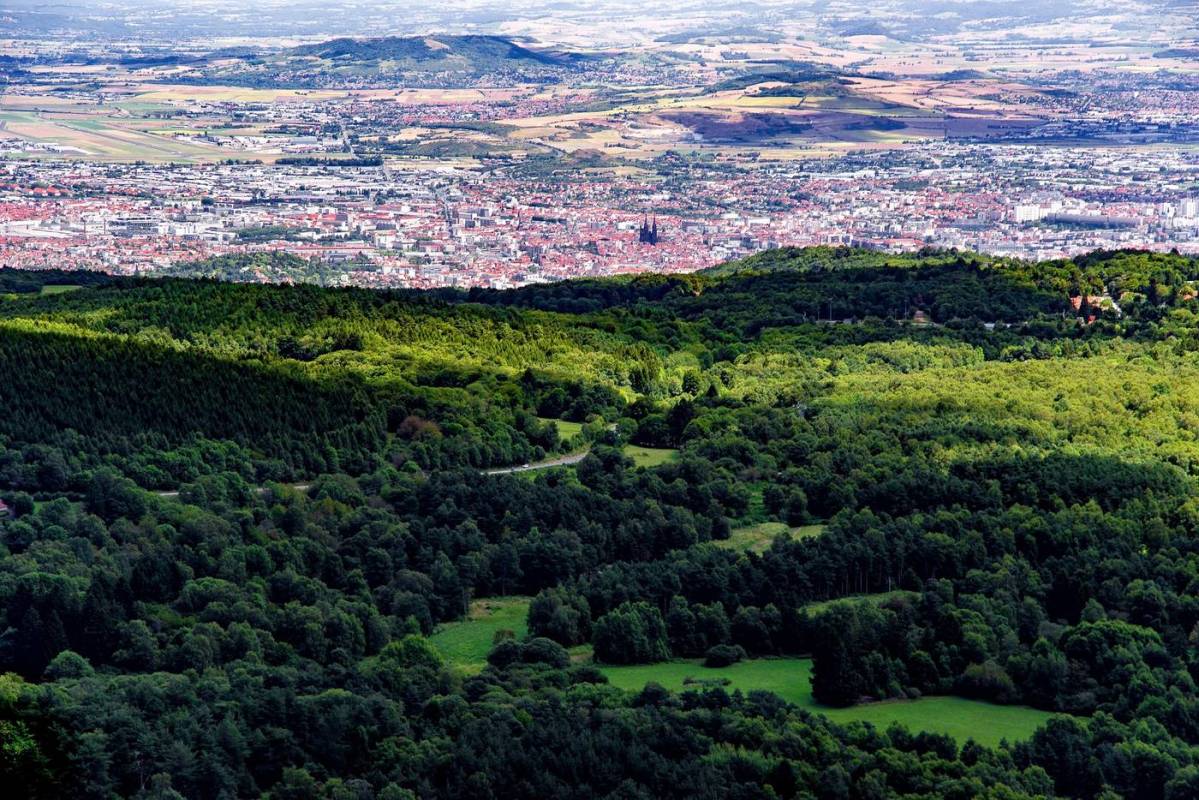 Vue sur Clermont-Ferrand en parapente