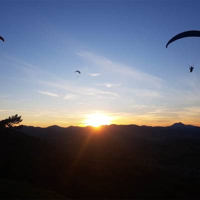 parapente à saint sandoux au coucher de soleil