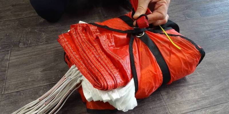 How to pack a square rescue parachute?