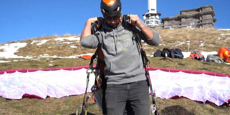 Bien s'installer dans sa sellette avant le décollage