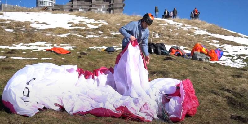 Préparation de la voile de parapente avant décollage