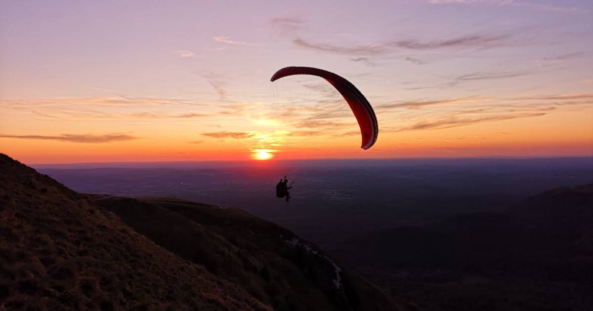 Vol en parapente au coucher du soleil